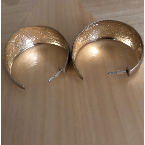 Gold colour gorgeous hoop pierced earrings, embossed pattern - Picture 4 of 4